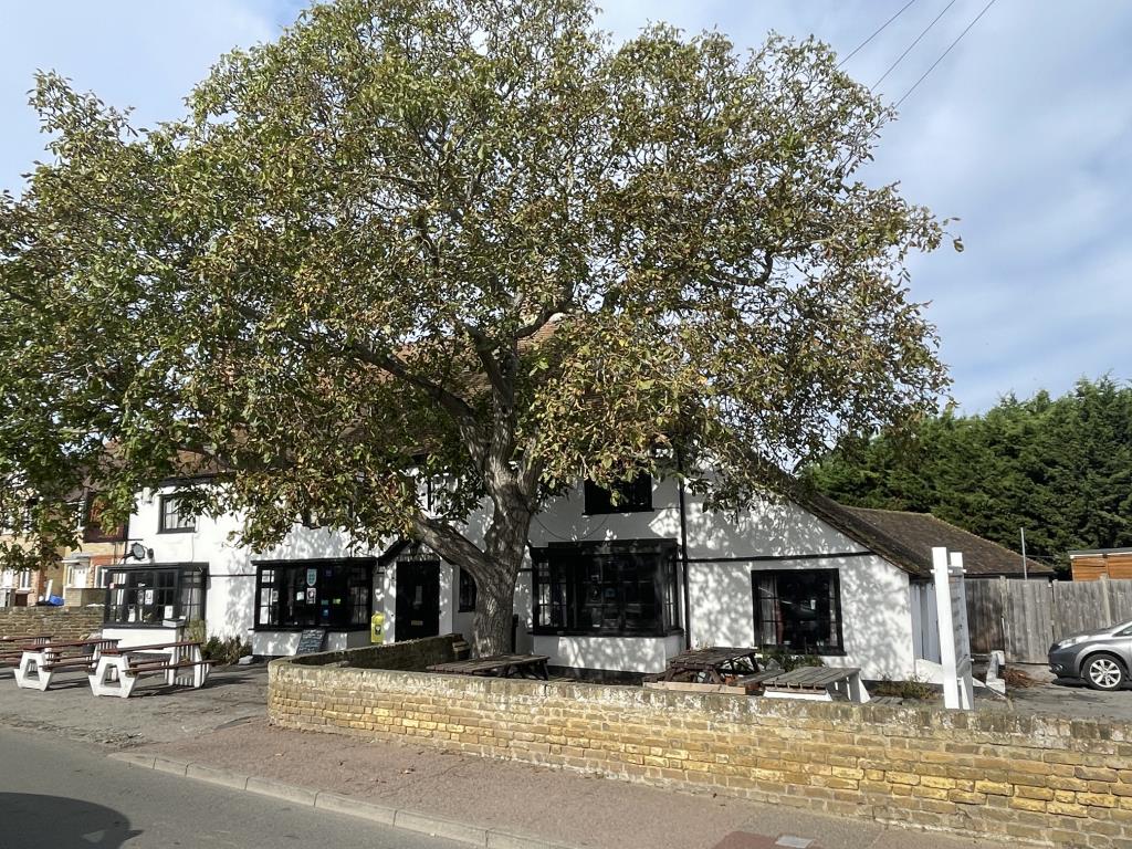 Lot: 29 - PERIOD PUBLIC HOUSE FOR REFURBISHMENT ON THIRD OF AN ACRE WITH DEVELOPMENT POTENTIAL - View of Pub for refurbishment